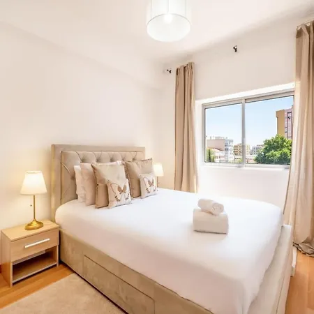 Guestready - Art-noveau Minimalism In *